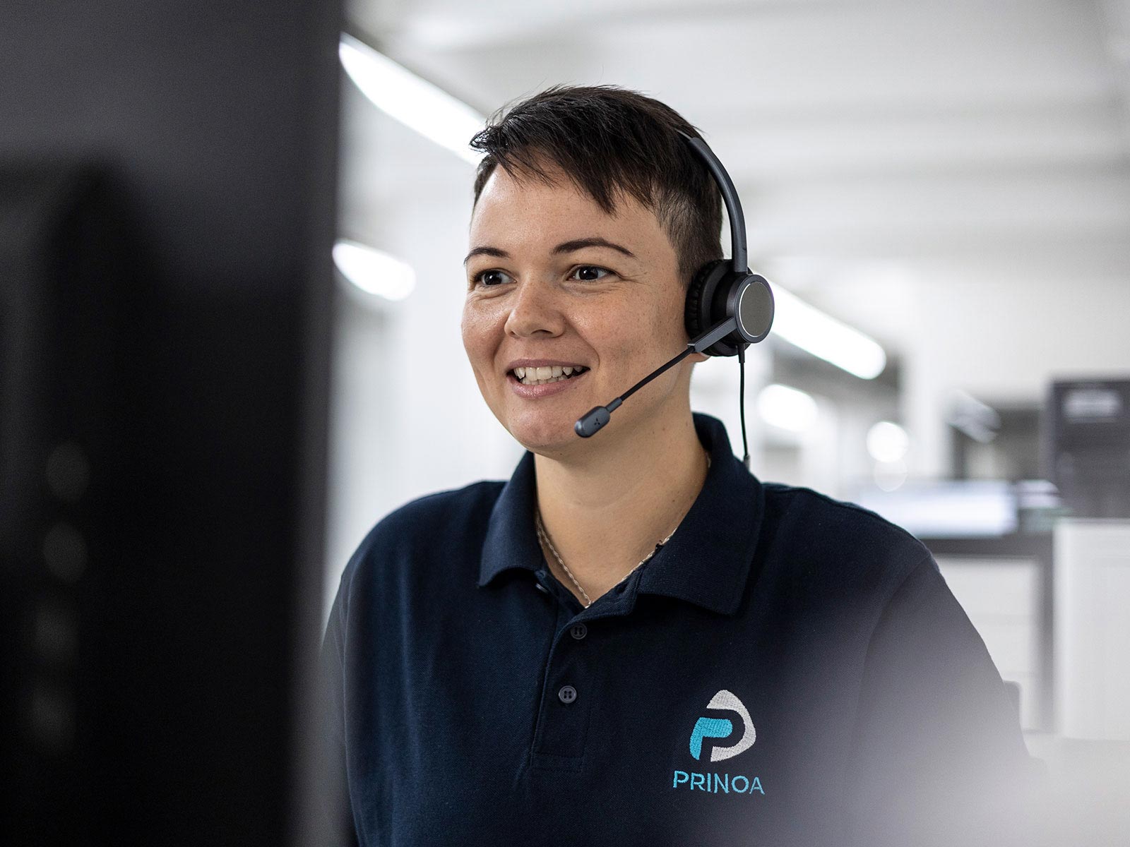 Claudi vom Kundensupport mit Headset